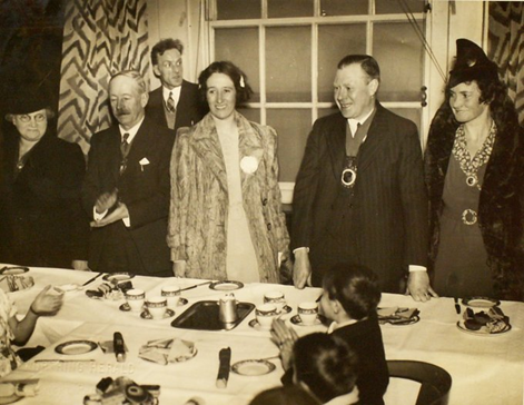The Mayor of Bermondsey during the Blitz was Albert George Henley (Pictured with chain).    X.png