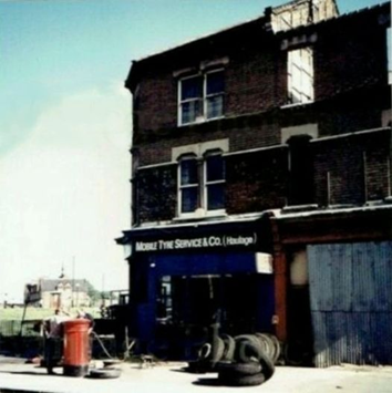 Albany Road, c1986, the tyre shop on the corner of Calmington Road.  X.png