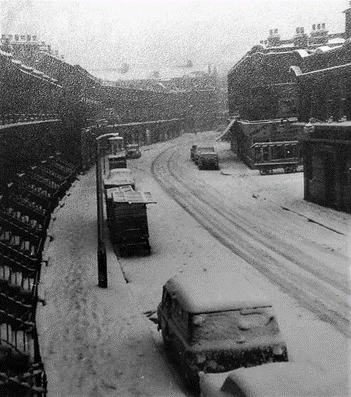 Westmoreland Road, 1963. Bricklayers Arms pub and Queens Row on the right, great picture. X.png
