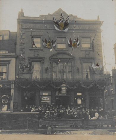Old Kent Road, Southwark, Swan Pub, c1911. Swan Place right.  X.png