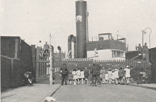 Rotherhithe Street, steamer passing across on its way to Surrey Docks.   1  X.png