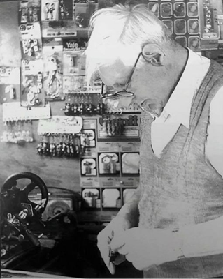 East Street. Mr George Bond c1975, who cut keys in his small green enclosed van opposite the Baptist mission in the market, he was there for many years.  X.png
