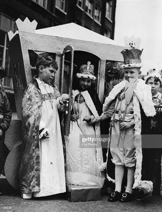 Inville Road, pupils of Michael Faraday School, acting the parts of king, queen, and Archbishop of Canterbury in a coronation scene. King George VI was crowned in 1937.   X.png