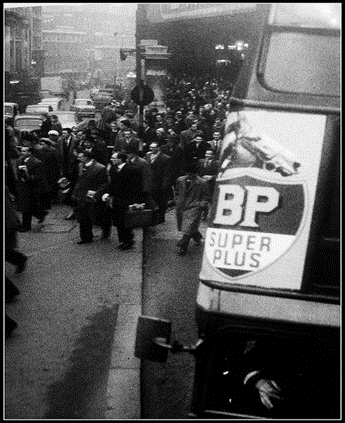 Duke Street Hill, London Bridge station rush hour in 1957, unloading outside the station.    X..png