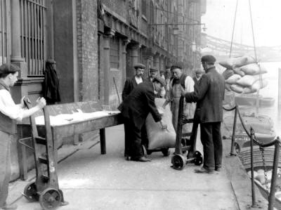 Landing Tapioca at Butlers Wharf,c 1911..jpg