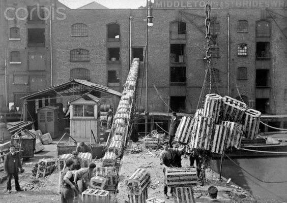 Unloading crates at Butlers Wharf,c 1915..jpg
