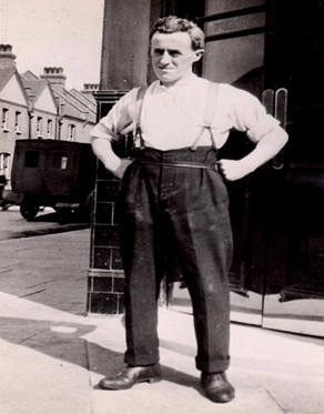 Portland Street c1930. William Banfield manager outside the Queens Arms Pub. Pic 5.   X..png