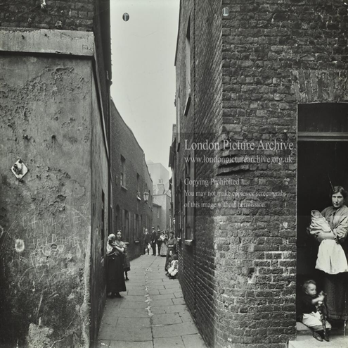 Moss Alley from Ladd's Court, Bankside, c1912.  X..png