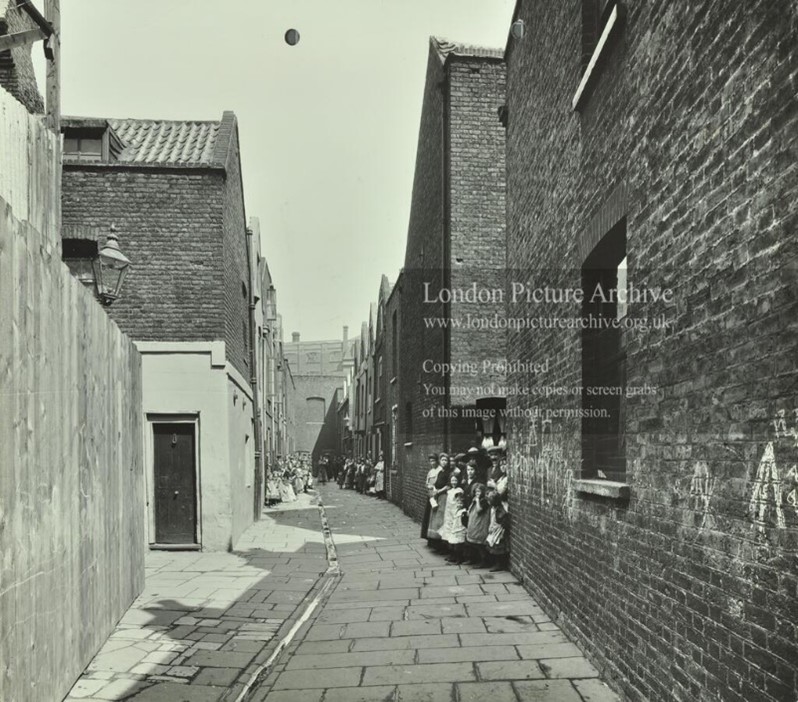 Ladd's Court looking east from Pitts Place, Bankside,c1912. X..jpg