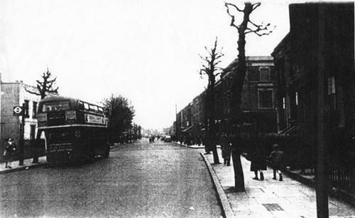 Southwark Park Road, c1960. The Queen Victoria on the right.   X.png