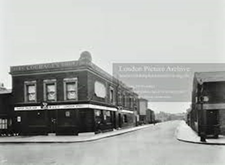 Picton Street, The British Queen Pub, 1938. Looking down Brisbane Street.  X..jpg
