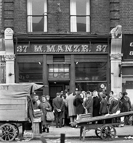 Tower Bridge Road, Manze’s, 1968.  X.png