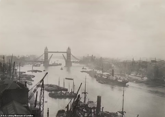 Pool of London, around 1927.  X..png