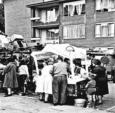 East Street Market c1970, old style Ice cream cart down the Lane outside Pinecombe House.  X..png