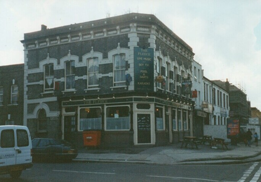 1 Abbey Street, The Fleece Pub c1999. It closed in November 2000 and is now in residential use.  X..png