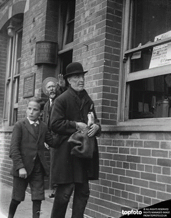 Free distribution of Canadian frozen fish at Bermondsey, 22 August 1919.  X..png