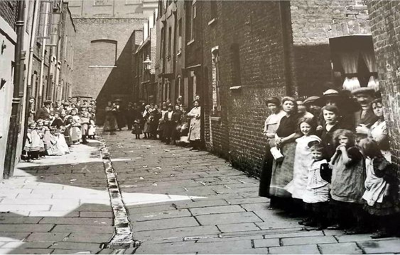Bankside, Southwark, Taylors Yard, c1912.   X..png
