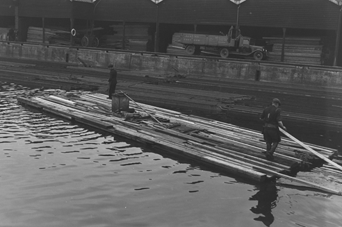 Surrey Docks, Timber rafters assembling a pitch pine raft in Lady Dock, June 1932.  X..png