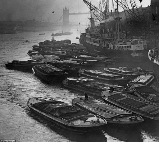 Hay's Wharf, barges crowd together 1938.   X..png