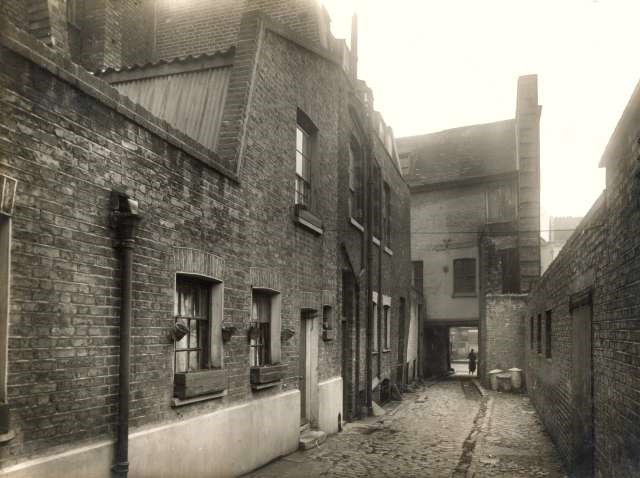 Laytons Court, Borough High St roughly where Little Dorritt Court  and The Royal British Legion Building  is today 2018.  Was also the site of the Kings Bench Prison; it then became housing as seen here. X.jpg