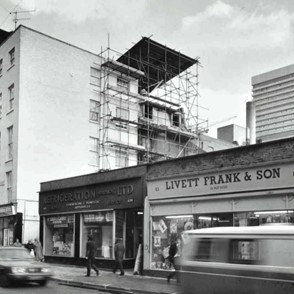 Borough High Street c1974. Guys hospital tower in the background.  X..jpg