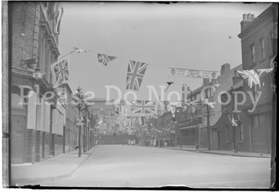 Maynard Road, Rotherhithe, 1937 Coronation, Warrior Pub left  X..png