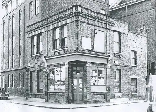 Swan Road corner with Kenning Street. Watermans Arms Pub. It closed in 1907 to be replaced by a corner shop.   X..png