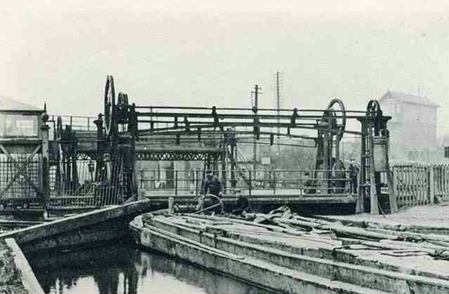 Grand Surrey Canal, ‘Lift Bridge over the Canal, near Ilderton Road. 1  X..png