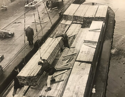 Surrey Commercial Docks c1963. Timber being loaded onto a barge.    X..png