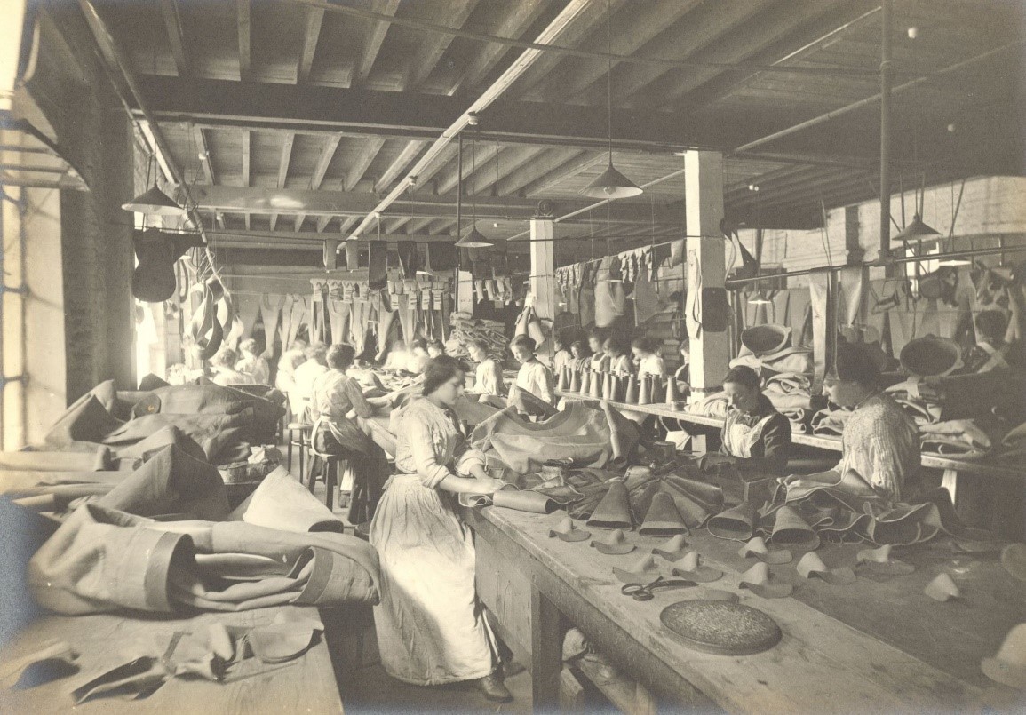 2.  Grange Road, Bermondsey, London (c1905) Diving Dress Shop at C. E. Heinke & Co, Submarine Engineers factory.   X..jpg