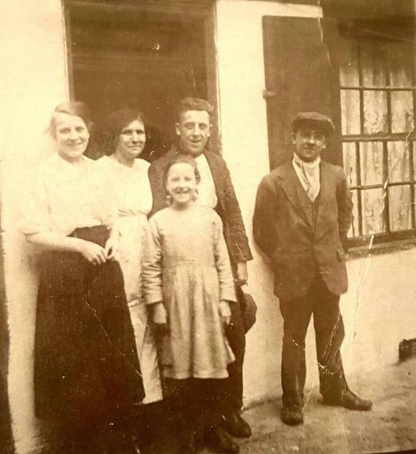 1 Pages Walk, family at the same house about 1923!.jpg