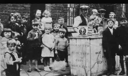 Alice Street c1929, Gentleman in the middle is Alfred Smith.   X..jpg