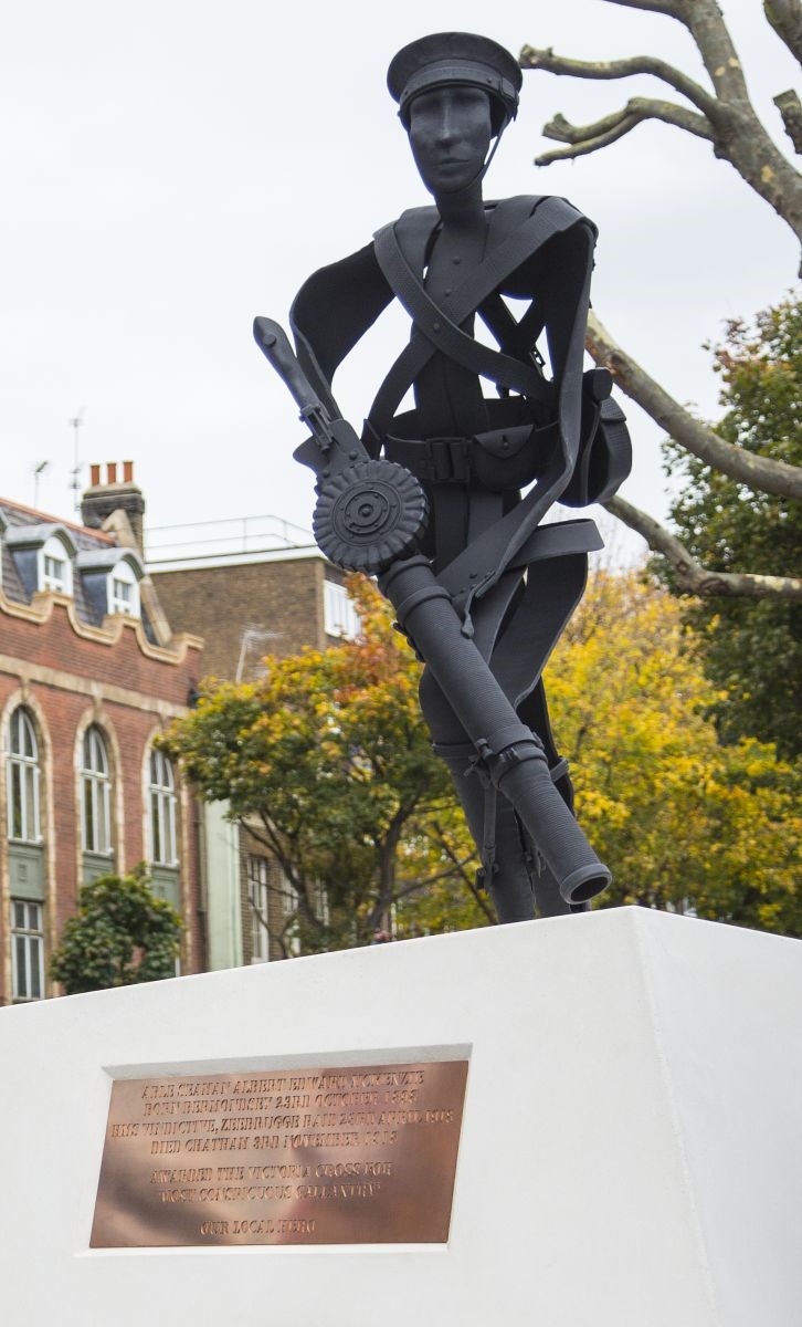 Tower Bridge Road a statue of Albert McKenzie VC 1918.jpg