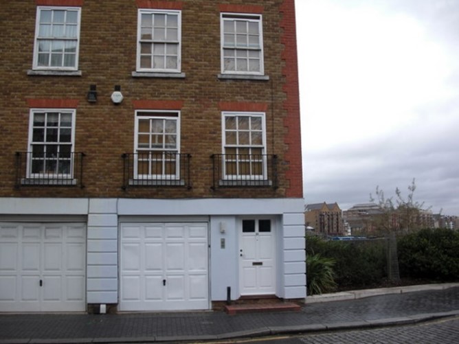 20. Bermondsey Wall East, formerly Rotherhithe Street, India House Pub (site of).   X..jpg
