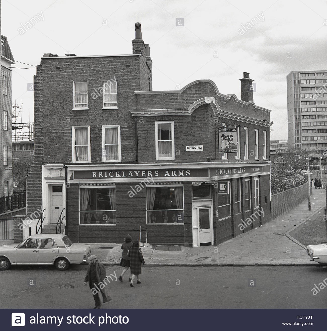 Westmoreland Road, Queen's Row right, the Bricklayers Arms Pub 1960s.jpg