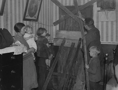 Wolesely Street, Bermondsey, 1932.   X..png