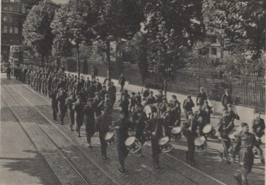 Men of the London 6th S.R. Band, behind the Bricklayers Arms Corps of Drums, 1941.   X..jpg