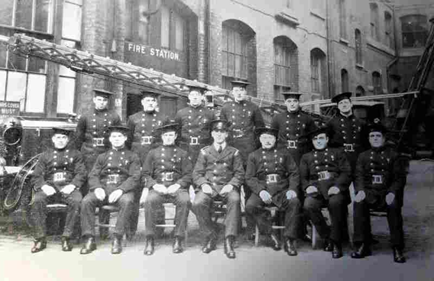 Peek Frean Fire Brigade in 1938..png