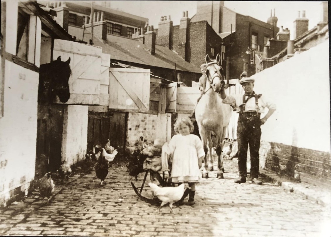Tooley Street, Taylor & Sons c1927-28. Benjamin New carmen holding the horse, Charlie on horse probably Benjamins son.   X..jpg