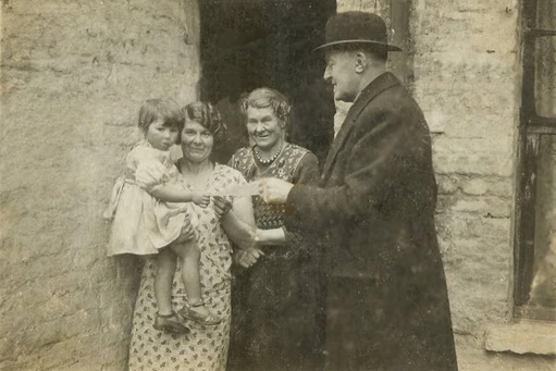 Bridson Street, at the back, Amy Evans, Lillian Pearce is holding the baby Iris Pearce, possibly her daughter.   X..png