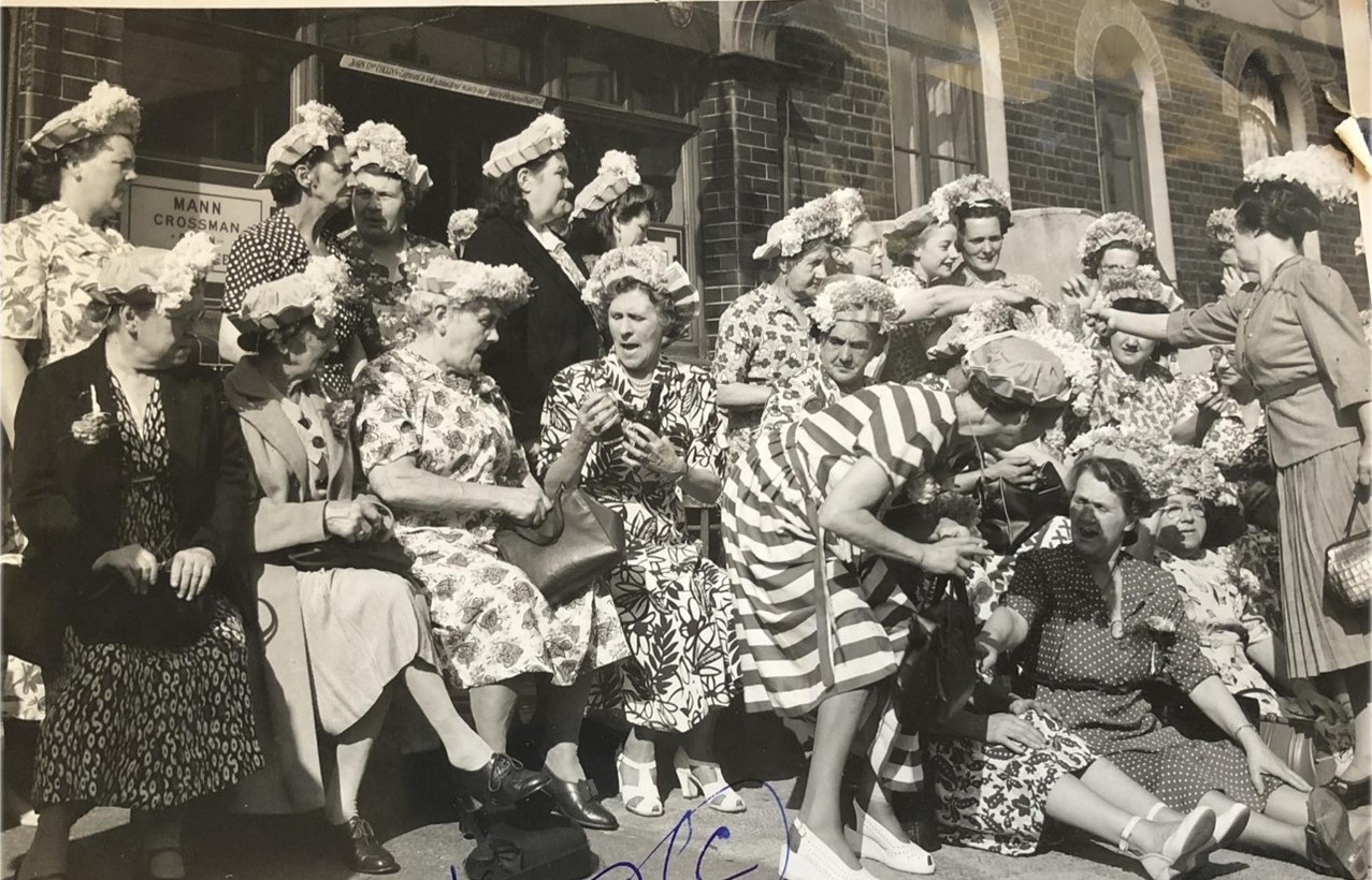 Old Kent Road c1947. A ladies outing from Mann & Crossman pub, possibly The Suffolk Arms.  1  X..jpg