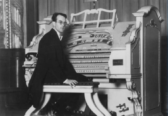 Quentin Maclean on wurlitzer 1930.jpg