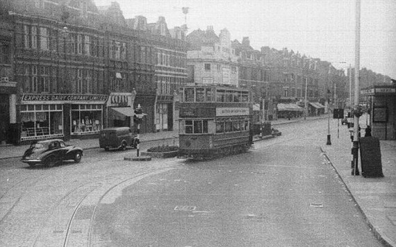 Route 36 tram [21] at Bricklayers Arms.jpg