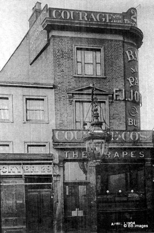 The Grapes Pub Curlew Street 1933.jpg