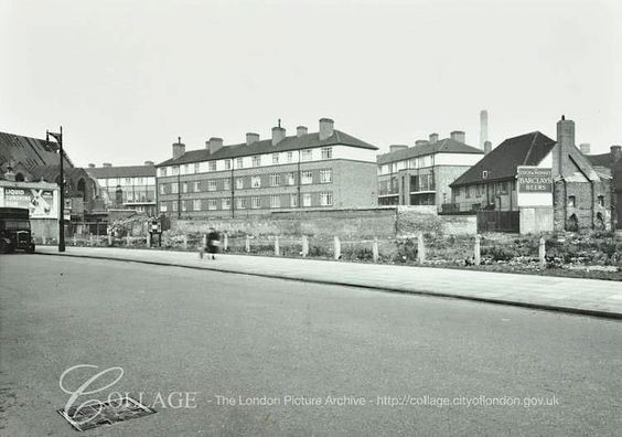 The Cock & Monkey Pub in Neptune Street Rotherhithe in 1954.jpg