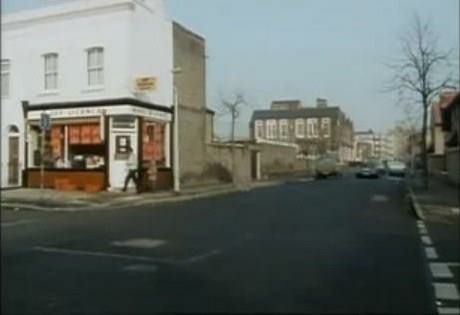 Monnow Road Junction of Simms Road by the Off Licence Bermondsey in 1986.jpg