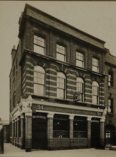 Great Suffolk Street The Moonraker Pub. Caffery's Place to the left c 1921 Pub now demolished.jpg