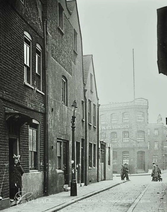 Grange Walk the Gate House in Bermondsey in 1920.jpg