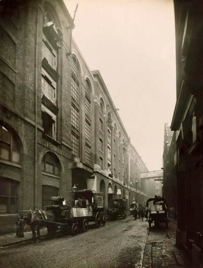 Tea being delivered from Hay's Wharf bonded warehouse.c1909   X.jpg