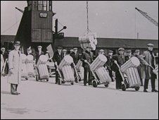 Surrey Docks Cheese Porters Bermondsey 1947.jpg